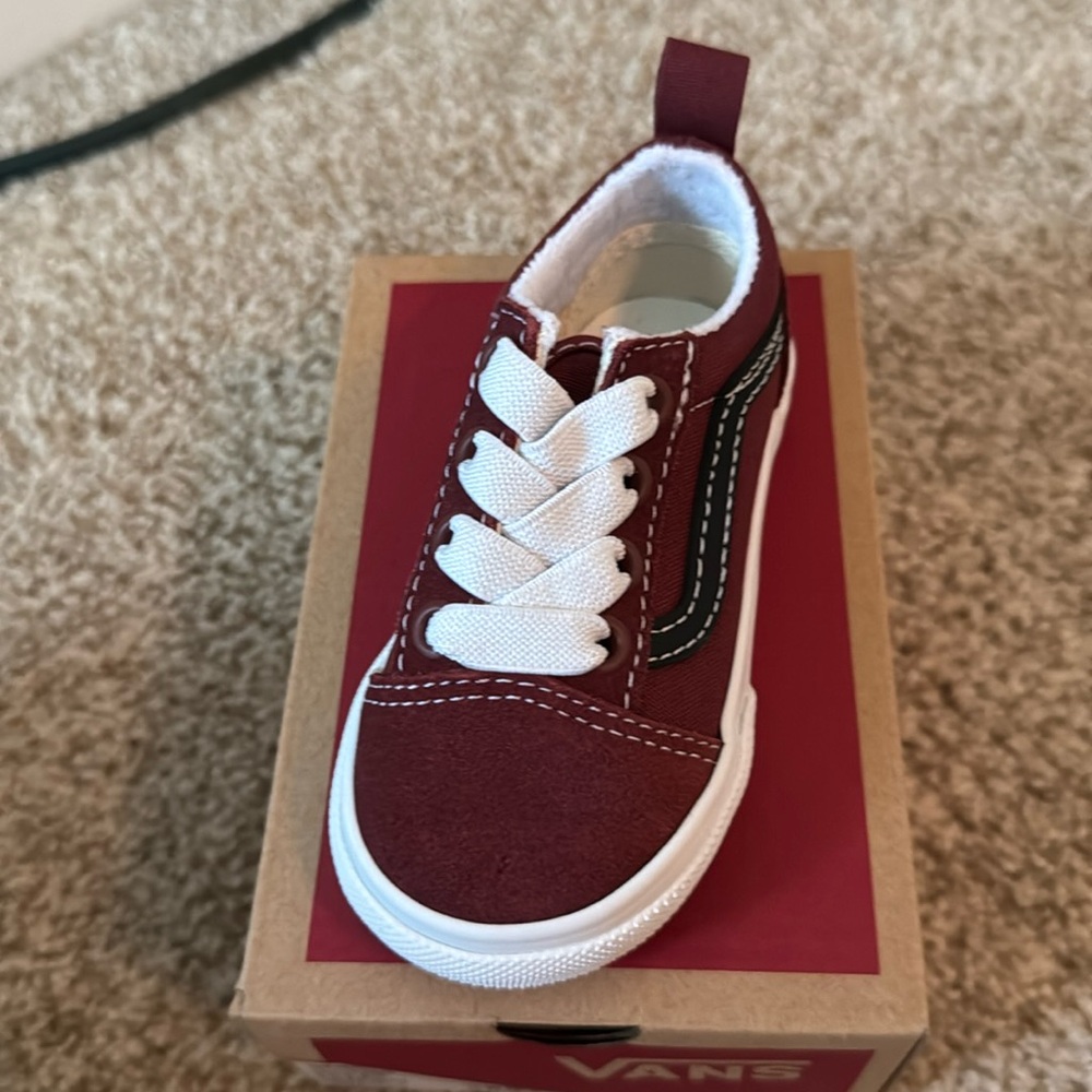 NEW!!! Kids Old Skool Fat Lace Madder Brown
Never Worn.
